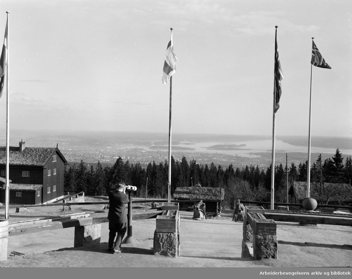 Frognerseteren. Utsikt over byen. April 1953