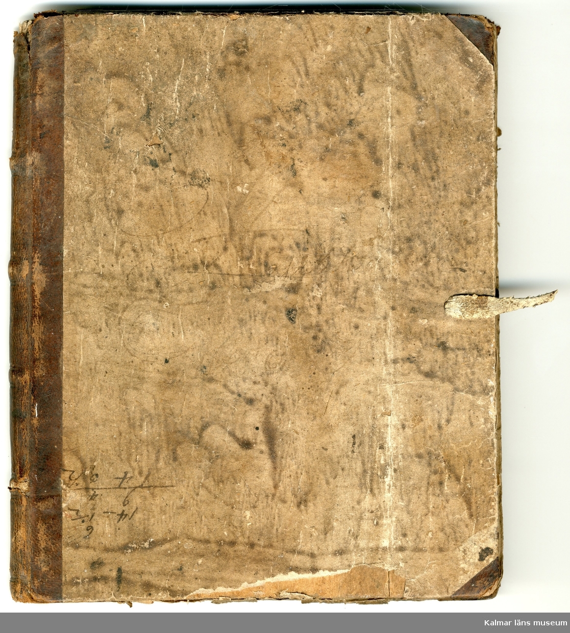 KLM22734 Räkenskapsbok, handskriven. Halvfranskt band. Träpärm med skinnrygg. Har tillhört Israel Ahlqvist, kyrkoherde i Resmo 1794-99. Boken innehåller bl a olika exempel på formulär och instruktionen för olika ärenden som hyrkoherden har att hantera. För lysningar, Allhelgonahjälp och kollekt. Årtal från 1794 till 1822 förekommer, varför man kan anta att den använts även efter Israel Ahlqvists tid.