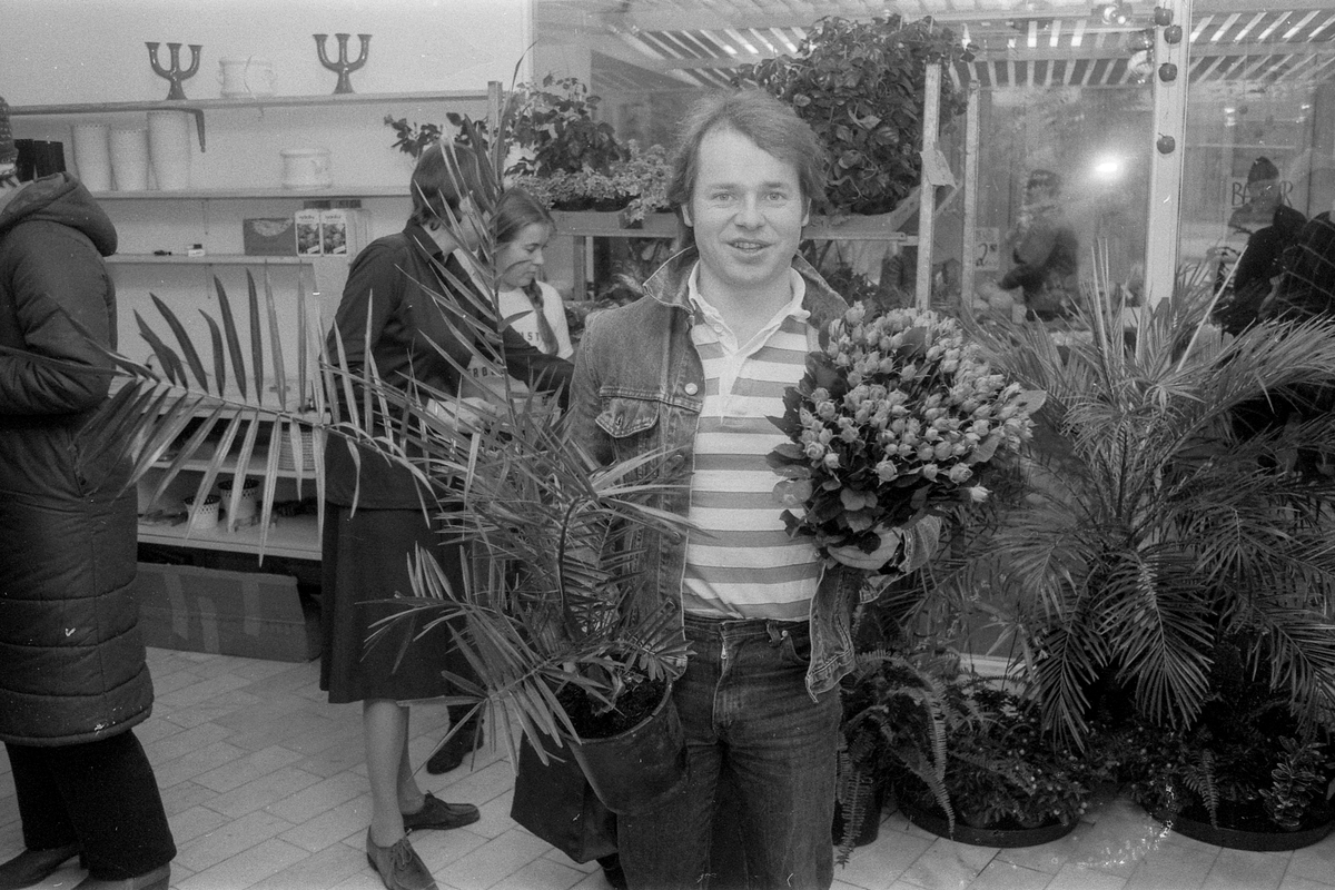 Lars Frukt og Grønnsaker har utvidet til også å ha blomster, inn i nye og større lokaler med sine grønnsaker og sin frukt