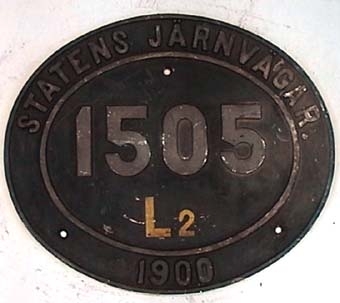 Skylt från ångloket HdSJ 5 Gudmundrå
SJ HSc 1505 (1932), L2 1505 (1942)
NOHAB Nº 608

Modell/Fabrikat/typ: Svart med gul text