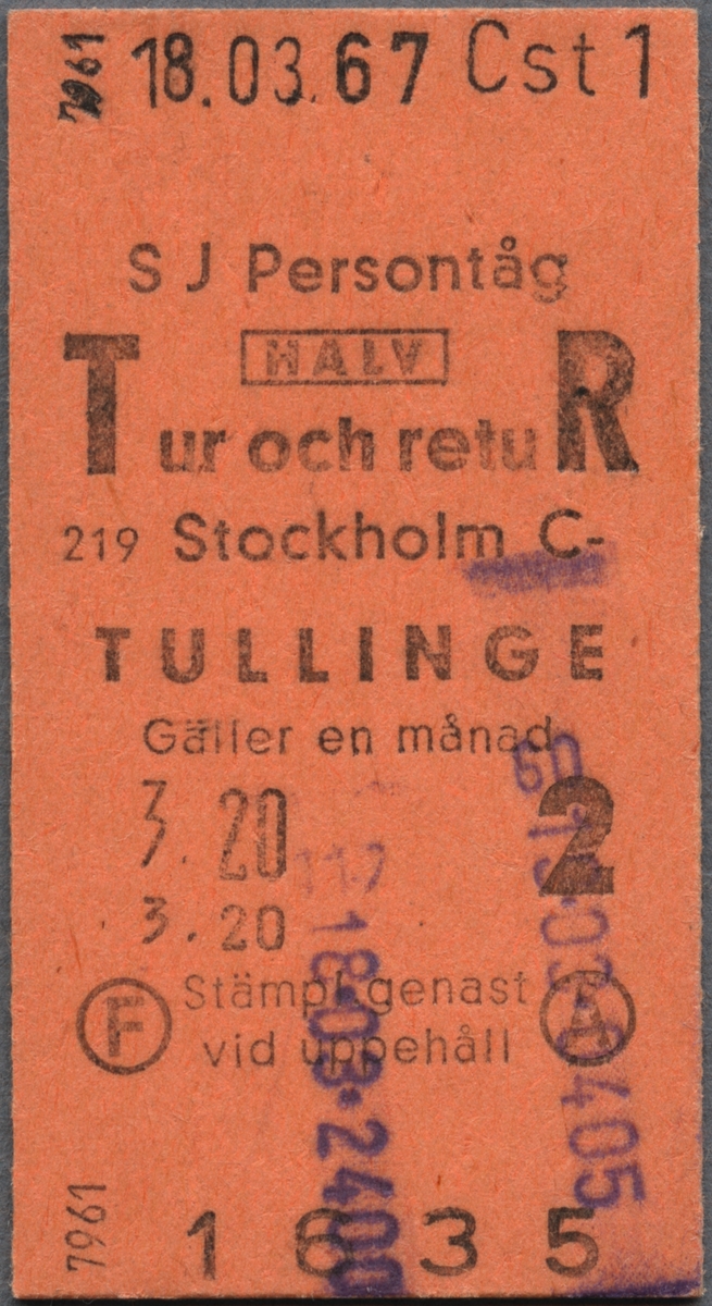 Brun Edmonsonsk biljett med tryckt text i svart:
"SJ Persontåg HALV Tur och retuR 
Stockholm C-TULLINGE
Gäller en månad
3.20 2 
Stämpl. genast vid uppehåll".
Ordet "HALV" är inramat. Nedre delen av biljetten har ett stort f, på vänster sida och ett å på höger sida, som står inom svarta cirklar. Biljetten har datumet "18.03.67" och "Cst 1" stämplat i svart högst upp. Längst ner står biljettnumret "0520". Det finns lilafärgade siffror efter en stämpel. 
Det finns tre dubbletter. Samtliga har andra biljettnummer och två har andra datum än originalbiljetten.