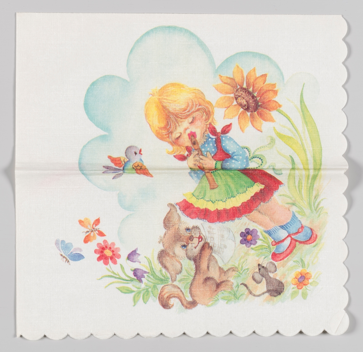 En jente spiller på fløyte med en liten hund, en mus og en fugl som publikum omgitt av blomster og sommerfugler og med en blå sky i bakgrunnen.