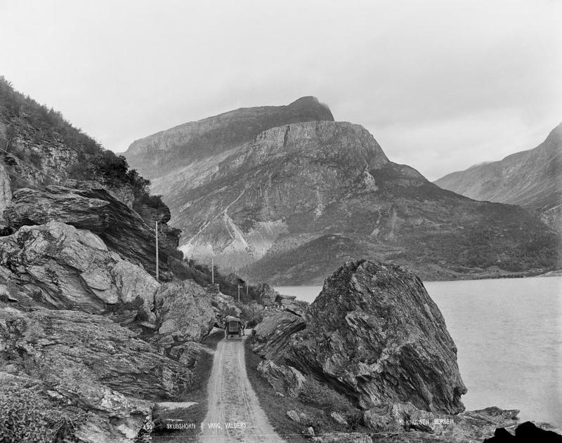 Biletet viser vegen langsmed Vangsmjøse, fjellet er Skudshødn. Fotograf: Knud Knudsen (Foto/Photo)