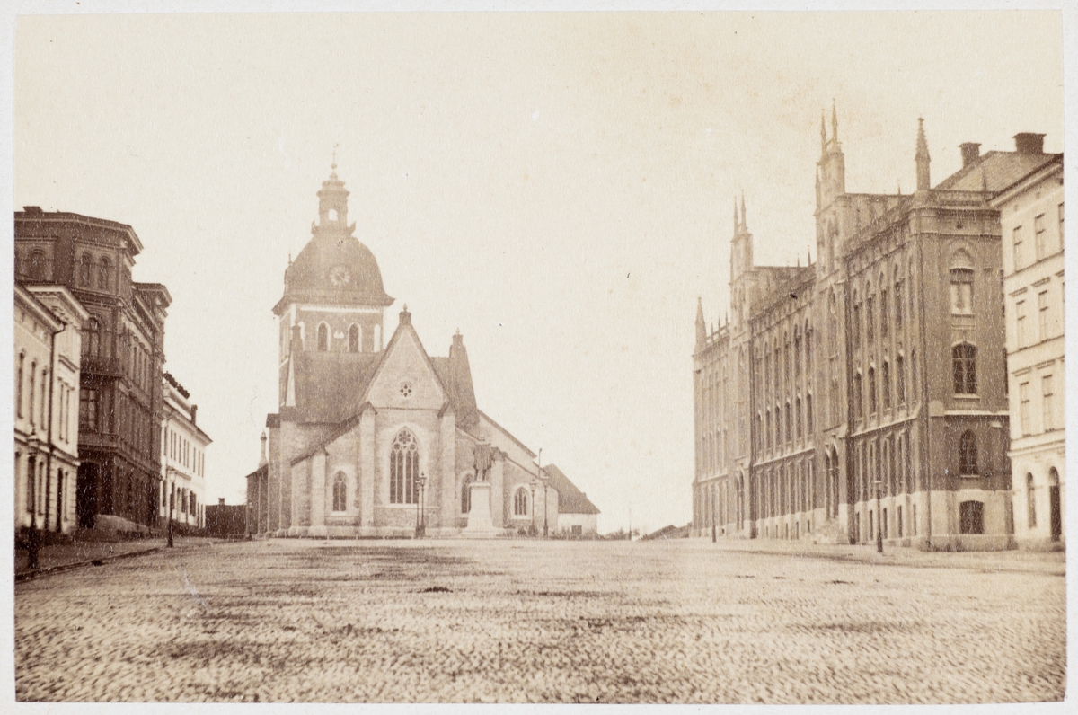 Stortorget med Nikolaikyrkan och Rådhuset och Engelbrektsstatyn. 
Bilden är troligen tagen i slutet av 1860-talet. Engelbrektsstatyn avtäcktes 1865.