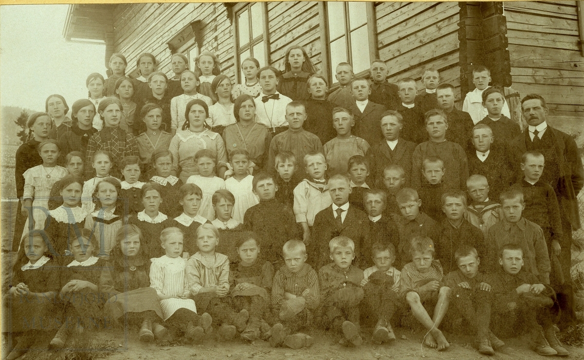 Skolebilde Solheim skole 1915, elever og lærere