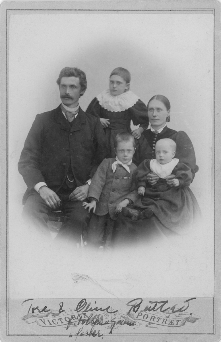 Portrett av familie, Tore Trrondsen Bustad (24.3.1869-14.10.1936) og kona Oline , født Foldshaugmoen (14.5.1871-27.2.1909)