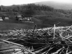 Tømmerhaug ved Melåsbrua i elva Heddøla i Notodden (tidliger