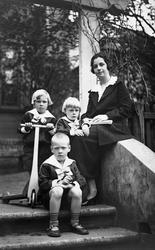 Olga Abrahamsen (1895-1986) med sønnene Leif (1918-2008, sit