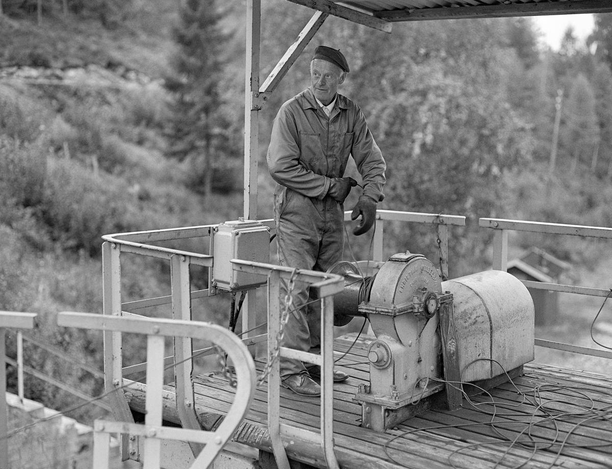 Pensjonert Slusemester Odd Johansen 1917 1993 Fotografert Foran En Av Slusekioskene Ved 