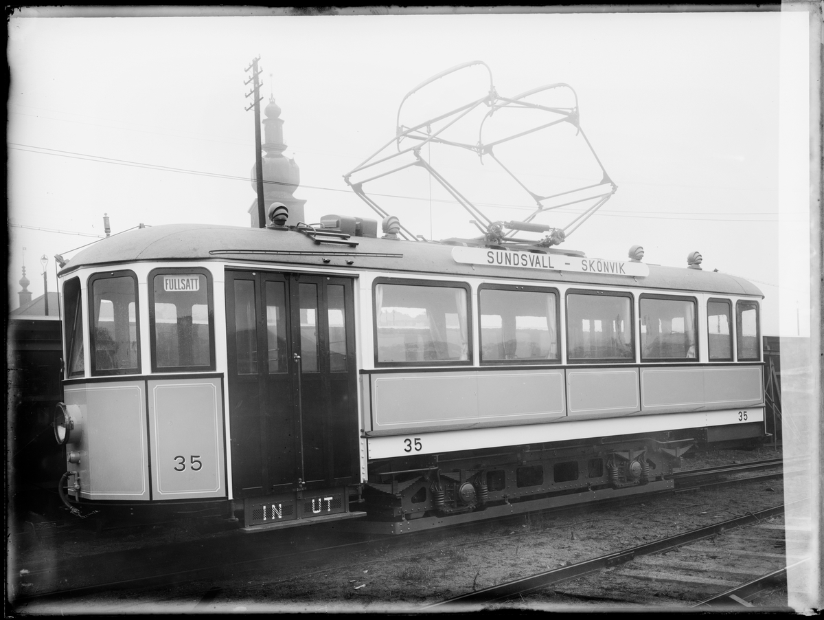 Sundsvalls Spårvägs AB spårvagn 35 som trafikerade linjen Sundsvall - Skönvik. Leveransfoto taget i Västerås innan transporten från tillverkaren ASEA 1925.
