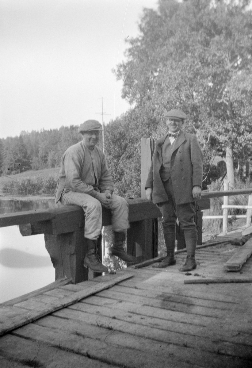 Två män på bro, sannolikt Altuna socken, Uppland 1926