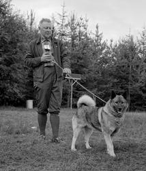 En hundeeier fotografert med sin elghund under Jaktens og fi