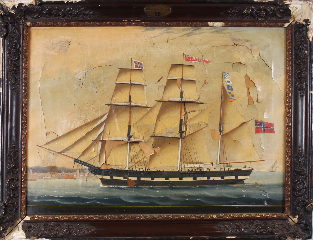 Skipsportrett av bark BERGEN med full seilføring utenfor utenlandsk havn. 
Skipet har malte kanonporter og fører unionsflagg i mesanmasten samt vimpel med skipets navn i stormasten.
