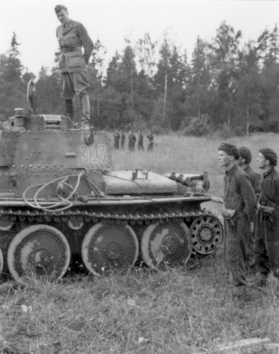 Löjtnant Gustavsson P 3 leder skjutning med stridsvagn m/41 på Utö pansarskjutfält.