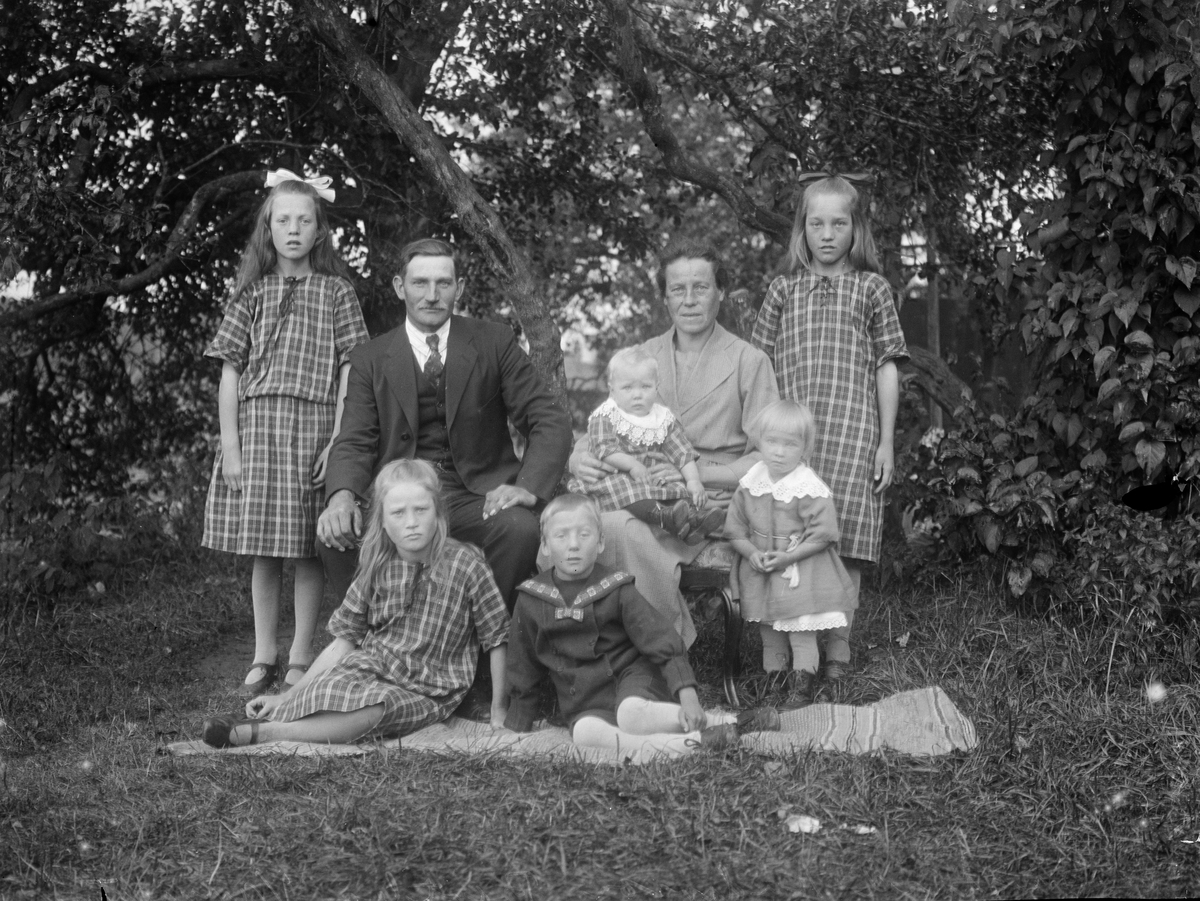 Sigfrid Andersson med familj, Bärtbo, Tärna socken, Uppland 1925