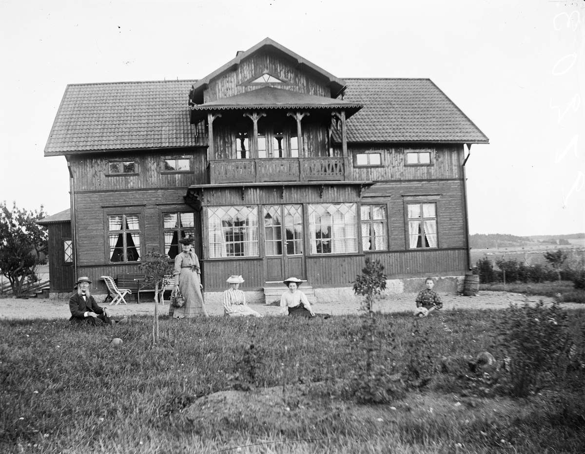 Fem personer framför Karlinders hus i Drävle, Altuna socken, Uppland 1908