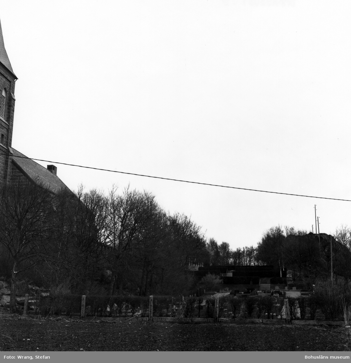 Text till bilden:"Svenneby nya kyrka. Kyrkogården mot norr".