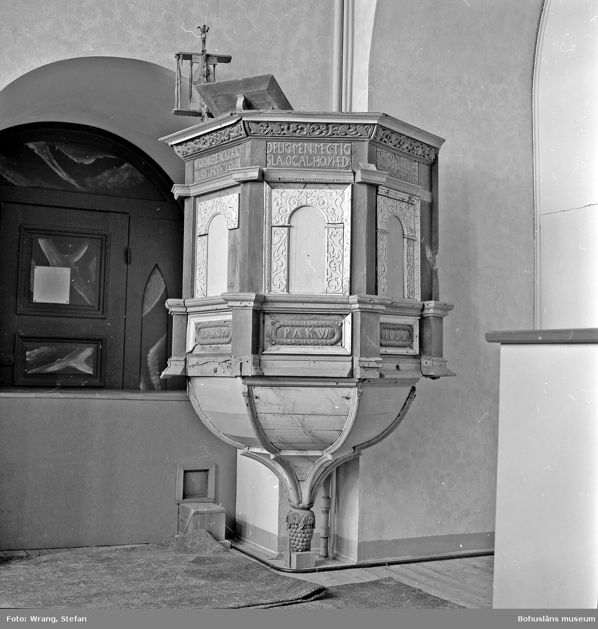 Text till bilden: "Hamburgsunds kapell. Predikstolen i tornrummet av Hans Swant 1650".