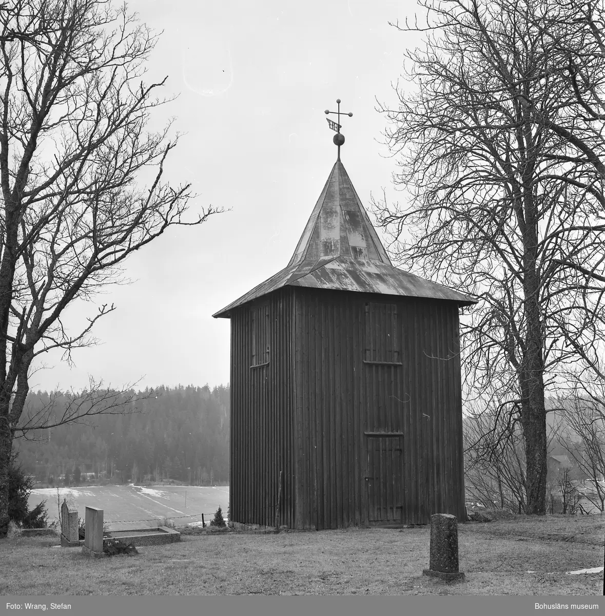 Text till bilden: "Lommelands gamla kyrkogård. Klockstapeln".