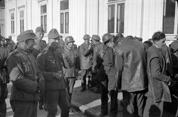 Tyske soldater og krigsfanger utenfor Hornemannsgården