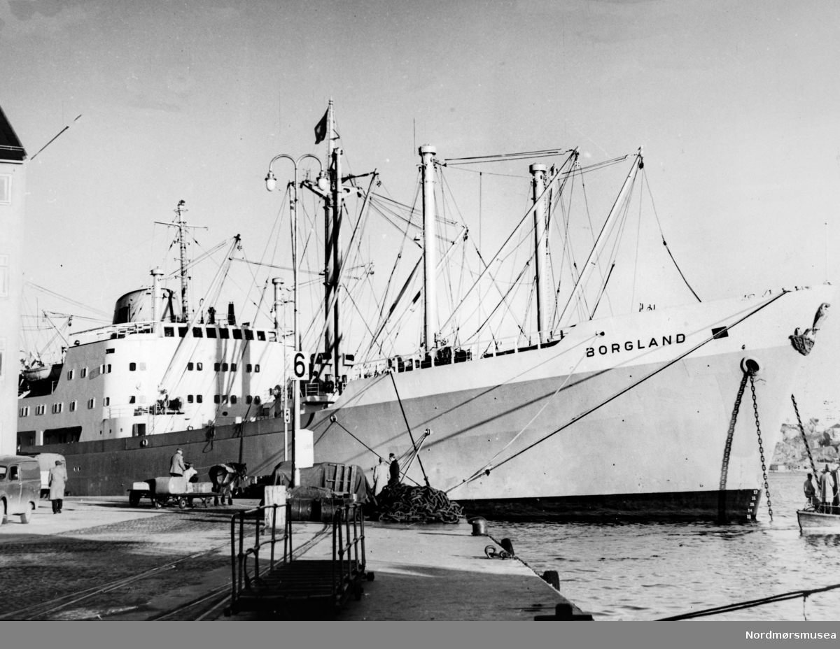 Foto brukt i avisrepportasje, og viser et fartøy til kai i Kristiansund ved navn Borgland. Datering er usikker. Fotoarkivet stammer fra Nordmørsposten, og inngår nå i Nordmøre museums fotosamlinger.