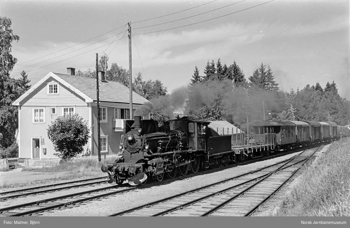 Damplokomotiv type 27a nr. 234 med godstog fra Elverum til Kongsvinger på Arneberg stasjon.