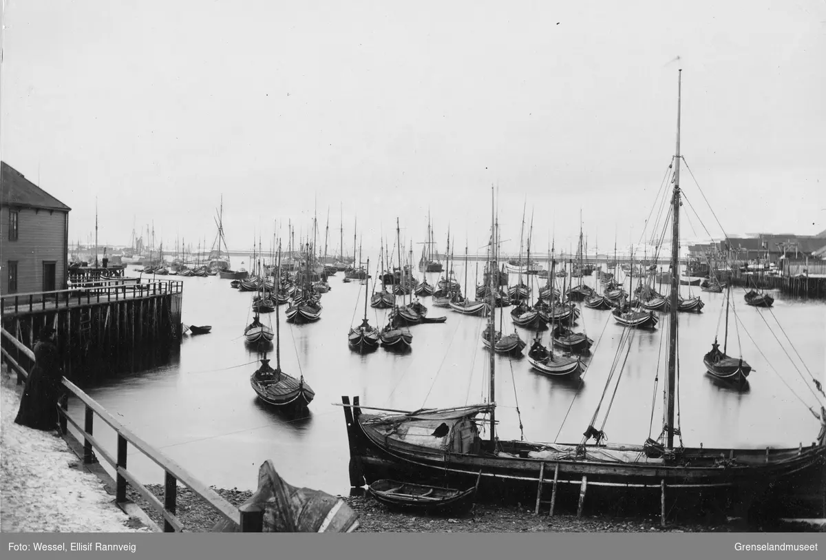 Vestervågen, Vardø havn, våren 1897. Tollbukaia til venstre.
