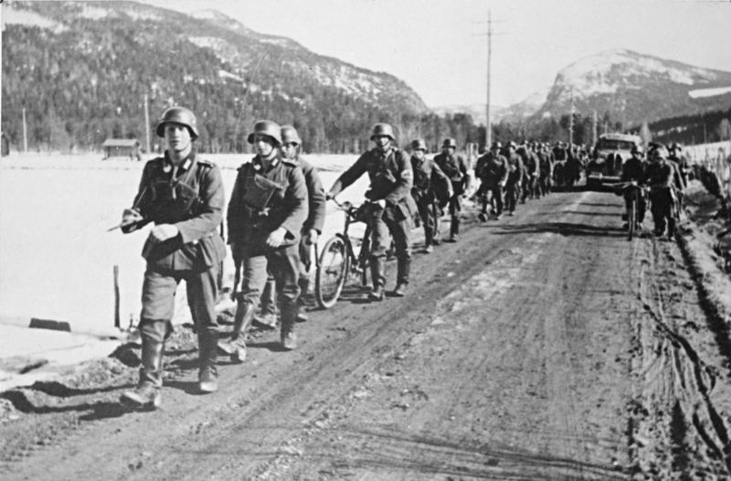 German_forces_on_march_at_Sre_yhus.jpg (Foto/Photo)