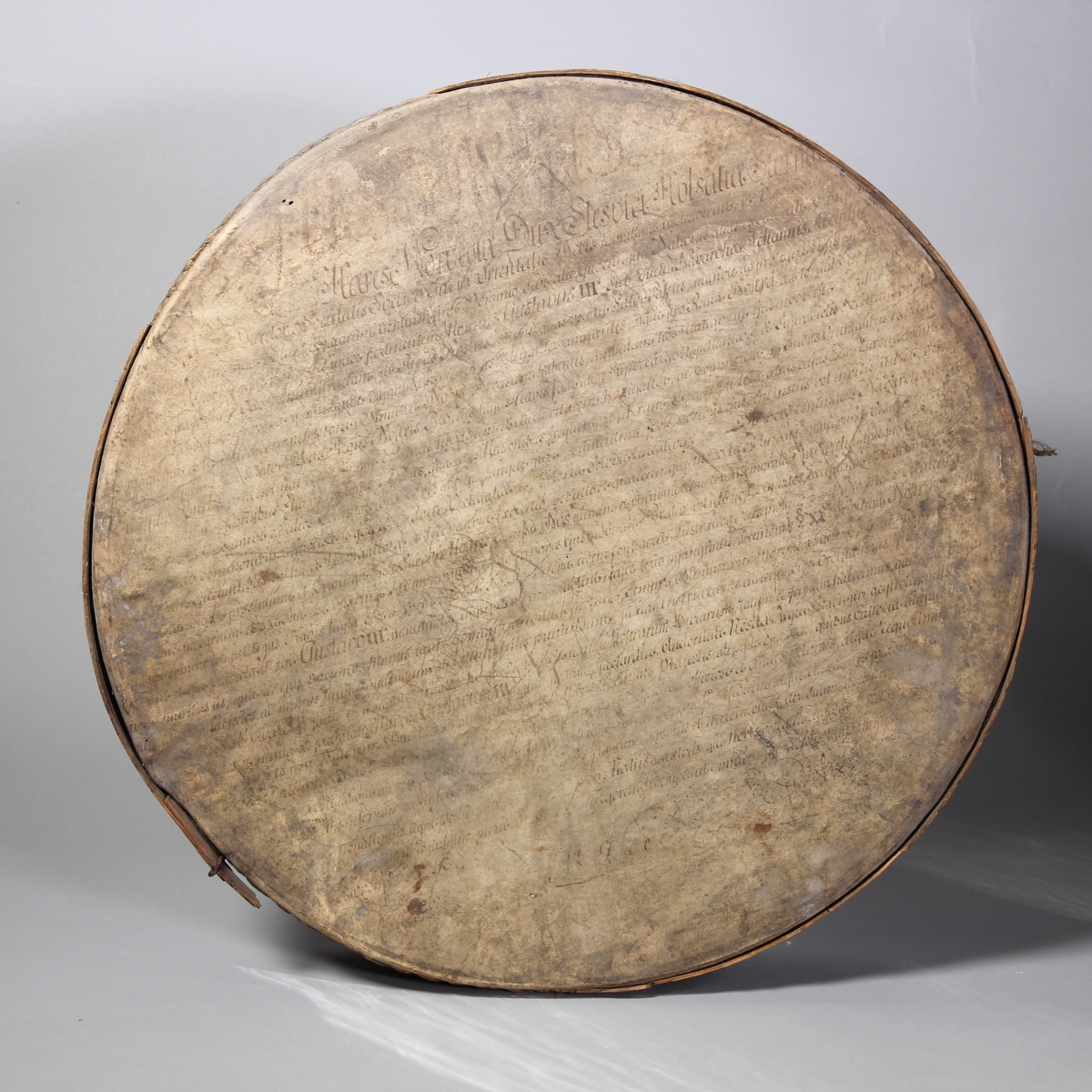 Siktbotten av trä, 2 st, svept, med botten av pergament.