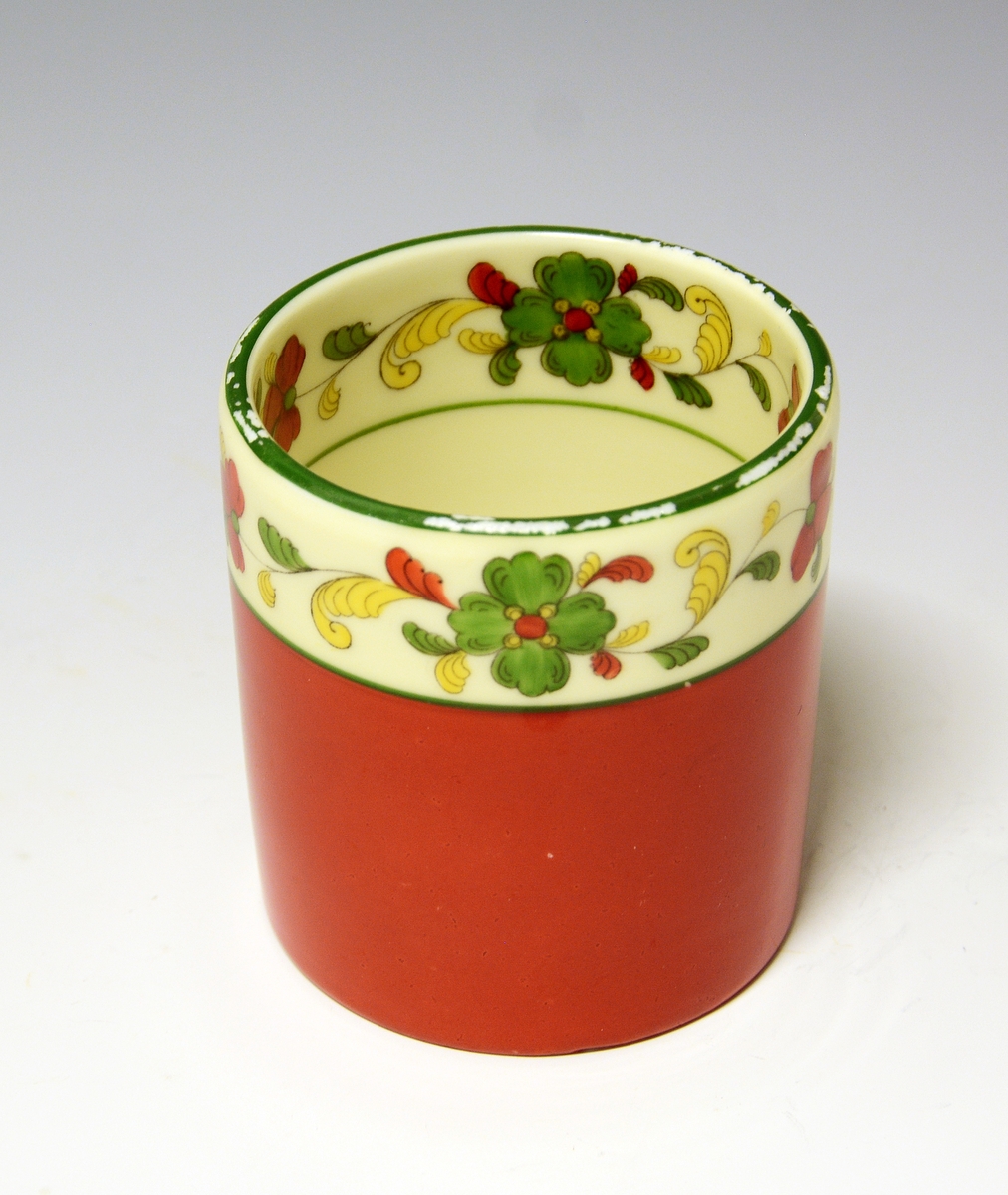 Sylinderformet beger av porselen dekorert med nordisk.

Dekor: Nordisk, håndmalt
Fabrikkmerke: Grønt anker med PP (1911-1935) + grønt anker med PP og PORSGRUND - NORGE (1906-1914).
