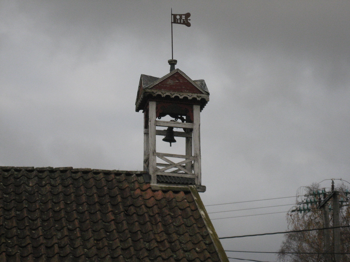Klokketårnet på Huse har kryssformet saltak (lanterneform) og innslag av sveitserstil og empirestil. Tårnet står på stabburet og er i middels til god stand.