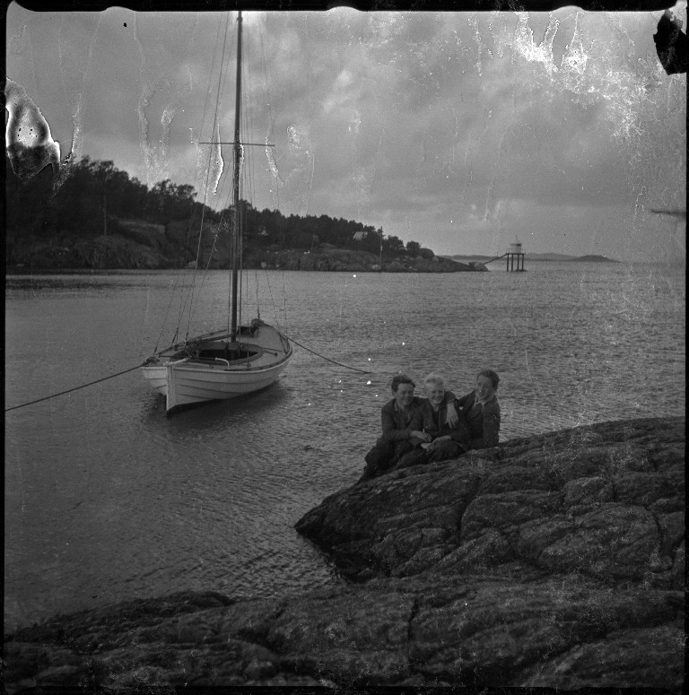 Bilder fra en seiltur. Tre gutter foran seilbåten, portretter av tre gutter og et bilde av en ødelagt nordlandsbåt.