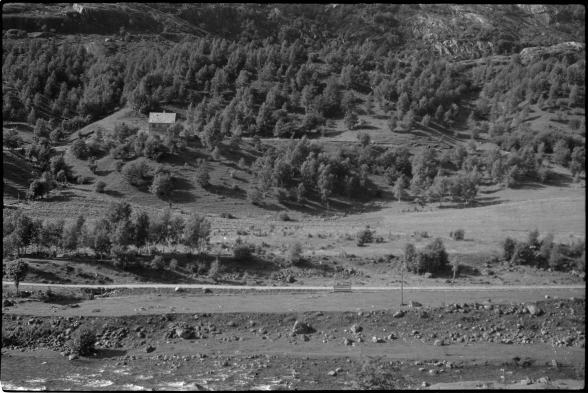 Flere bilder av landskapet, stratigrafi og gårder på Vadla ved Jøsenfjorden. Det er også bilder av folk på Vadla, blant annet Frida Johannessen på bilde nr. 2, 30, 31, 34 og sammen med Paul Johannessen på bilde nr. 35.
