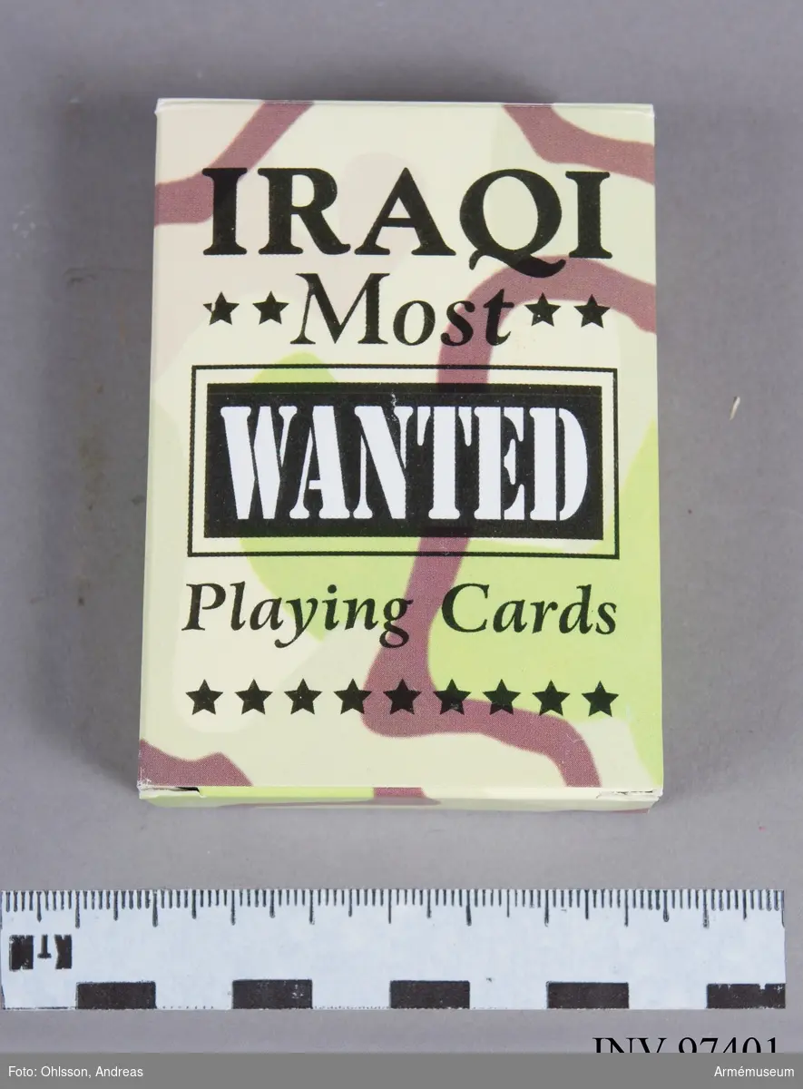 Kortleken består av 52 kort i en pappask. På spelkorten finns porträtt och namn på ledare i den irakiska regimen som de amerikanska soldaterna skulle memorera medan de spelade.