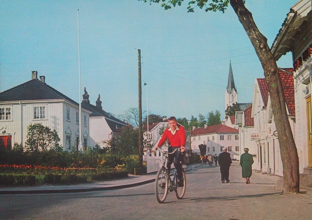 Gaten mot Carl Knudsen gården i bakgr. kirketårn i fonden th. Sy