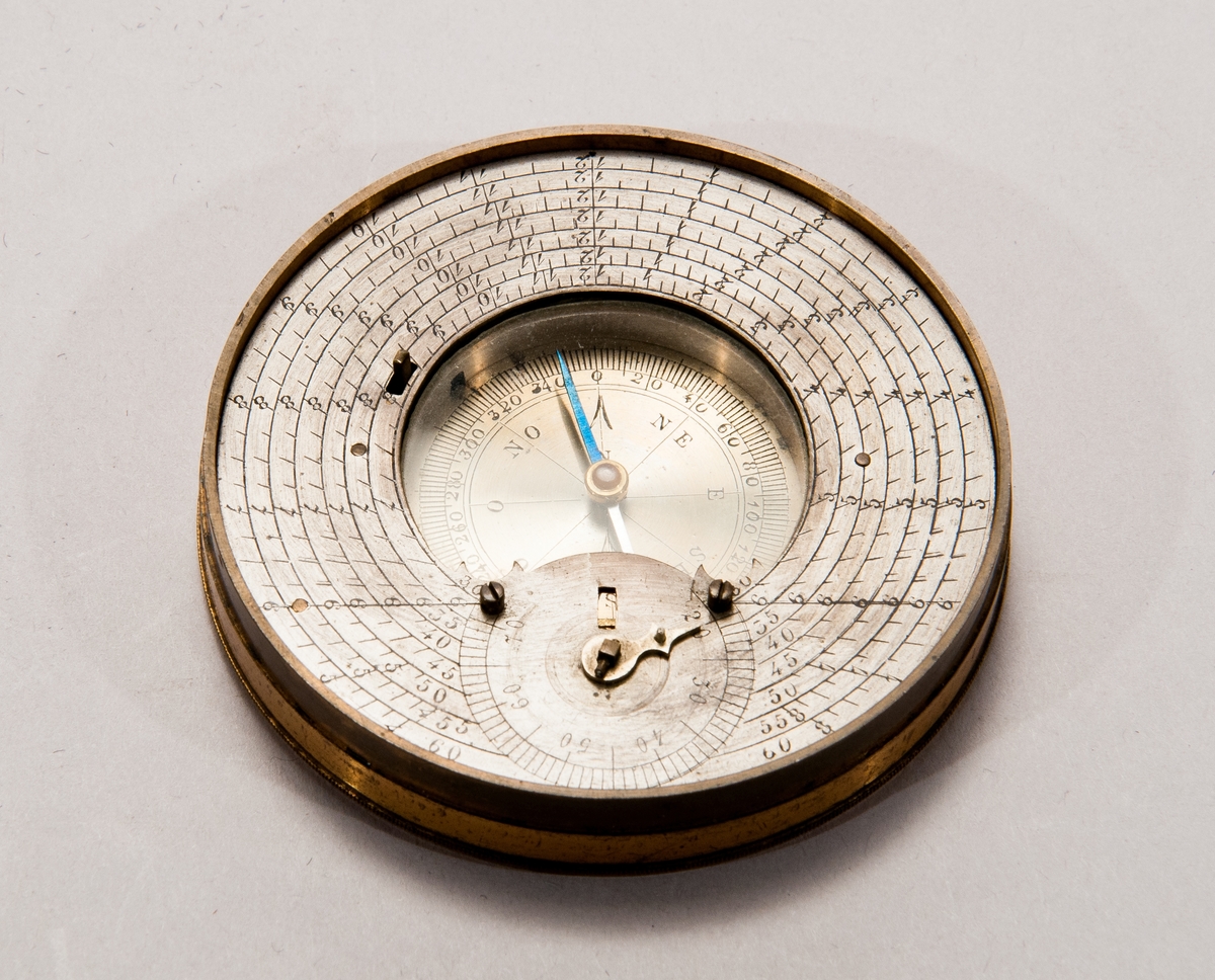 Kompass med lock som går upp till 360 grader. Har texten "Venise - 45, Milan - 45, Génes - 44, Torin - 45" är ingraverat på insidan av locket.