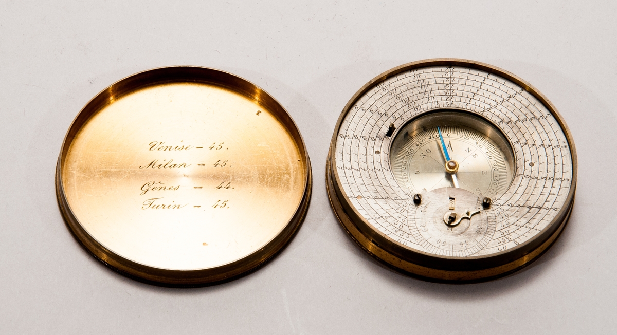 Kompass med lock som går upp till 360 grader. Har texten "Venise - 45, Milan - 45, Génes - 44, Torin - 45" är ingraverat på insidan av locket.