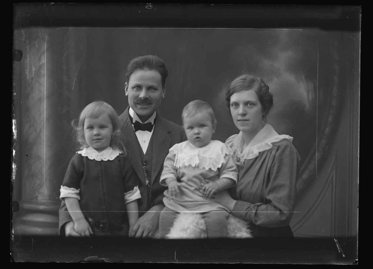 Redaktör Carl Mangård med familj.