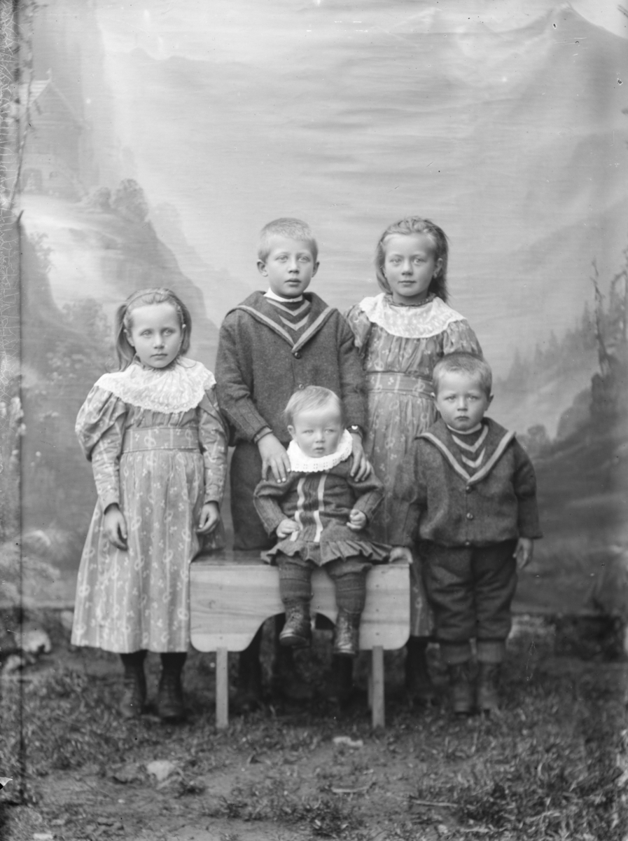 Borger Hvattum`s barn. Borger P Hvattum, f 1866, var i 1900 gårdbruker på Ilstad gård, Nord-Fron og Inkassator