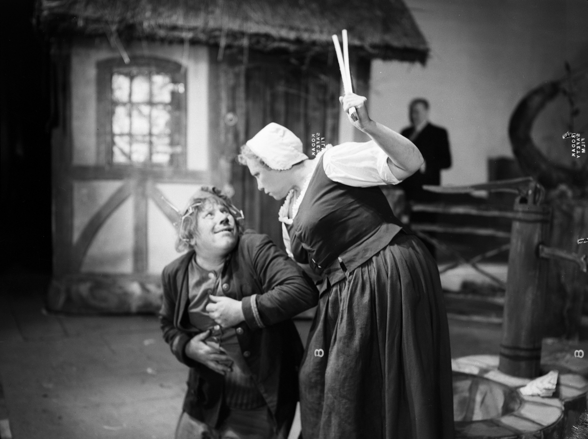Teaterforestillingen "Jeppe på Berget" med Claes Gill i rollen som Jeppe og Turid Haaland i rollen som Nille på Det Nye Teater.