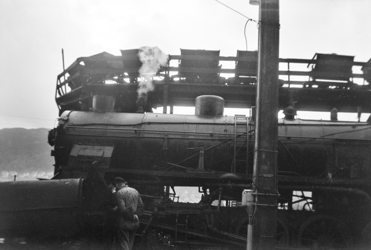 Damplokomotiv type 31b nr. 453 ved kullingsanlegget på Bergen stasjon.