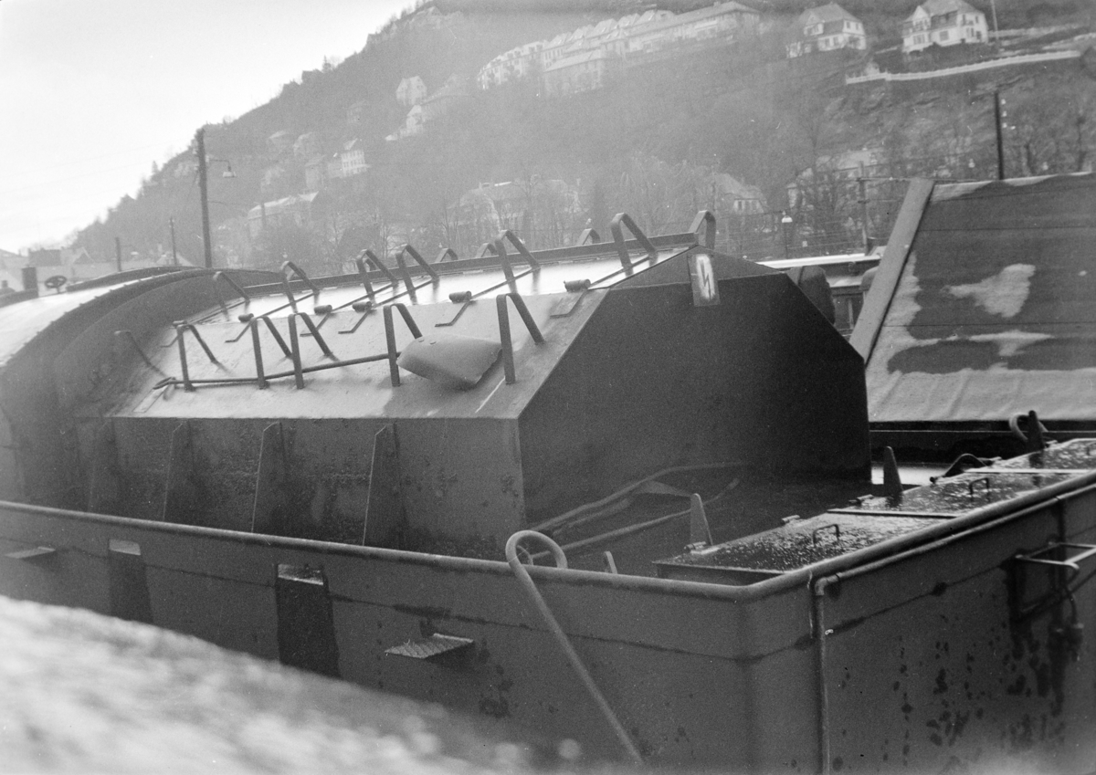 Hensatt damplokomotiv type 39a nr. 166 på Bergen stasjon. Kullbingen på tenderen er innebygget for å beskytte kullbeholdningen mot snø ved kjøring på Bergensbanen.