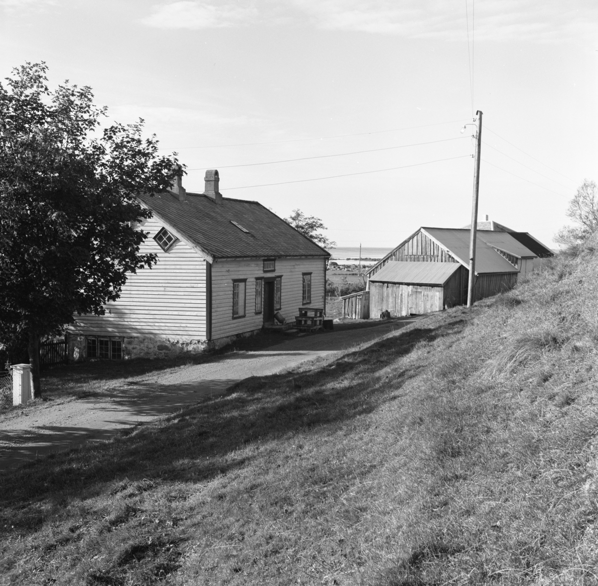 Prospektfotografi av Gullik-garden med "gamlehuset" på ytre Giske.