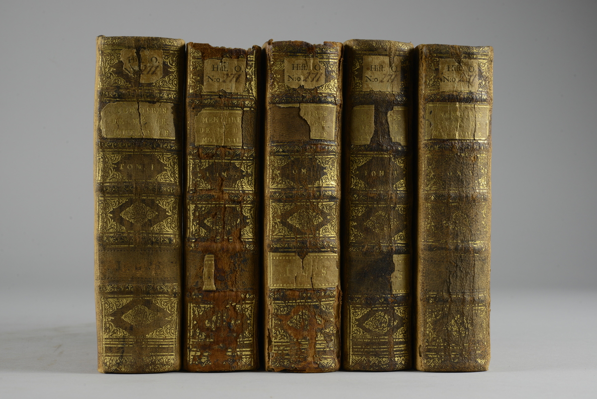 Bokverk i fem delar, helfranska band "Mémoires pour servir à
 l´histoire d´Anne d´Autriche", skrivet av madame de Motteville, tryckt i Amsterdam 1723.