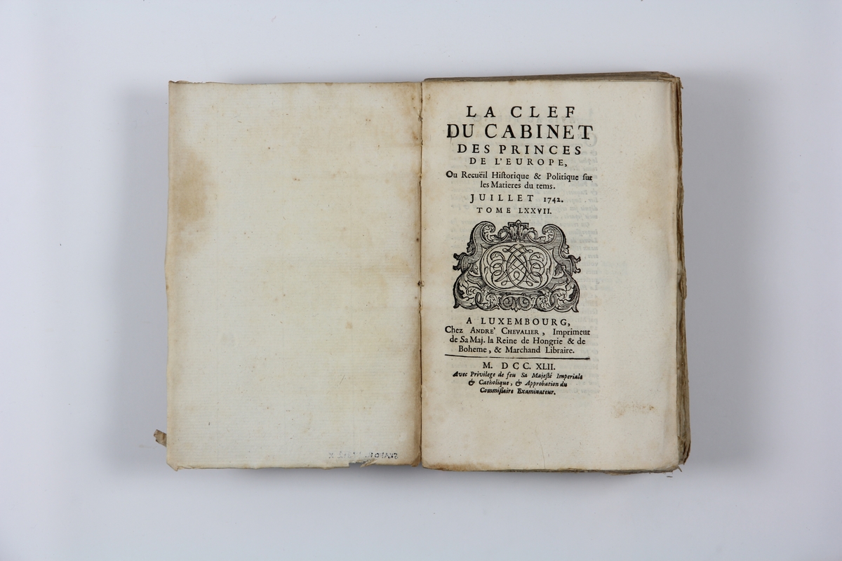 Bok, pappband "La clef du cabinet des princes de
 l´Europe", del 77, tryckt i Luxemburg 1742.
Marmorerat band med blekt rygg, påklistrade pappersetiketter med titel och volymens nummer.  Med skurna snitt.