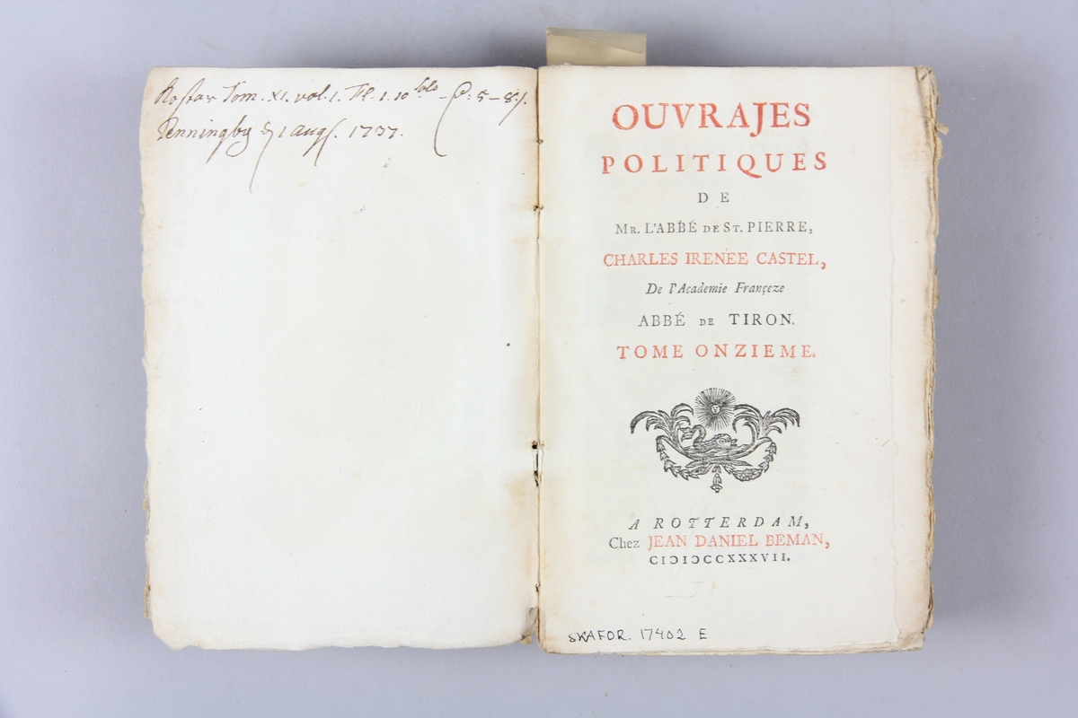 Bok, "Ouvrajes politiques", del 11, tryckt 1737 i Rotterdam. Pärmar av marmorerat papper, blekt rygg med påklistrade etiketter med titel och samlingsnummer, svårlästa. Oskuret snitt, ej uppskuren. Anteckning om inköp.