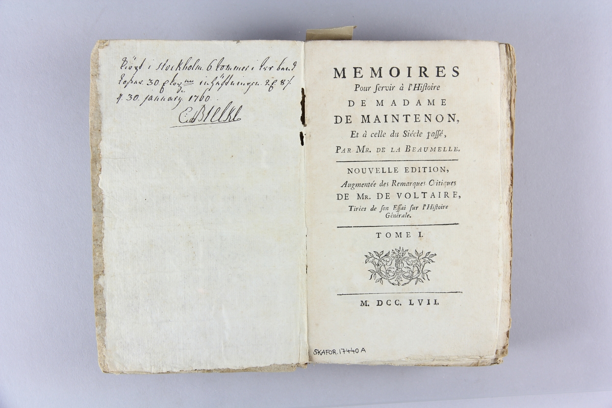 Bok, pappband, "Mémoires pour servir à l´histoire de madame de Maintenon", del 1-2. Pärm av gråblått papper, oskuret snitt. Anteckning om inköp.