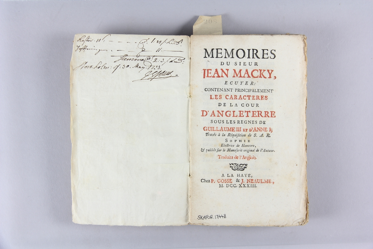 Bok, häftad, "Mémoires du sieur Jean Macky". Pärm av marmorerat papper, oskuret snitt. Anteckning om inköp.