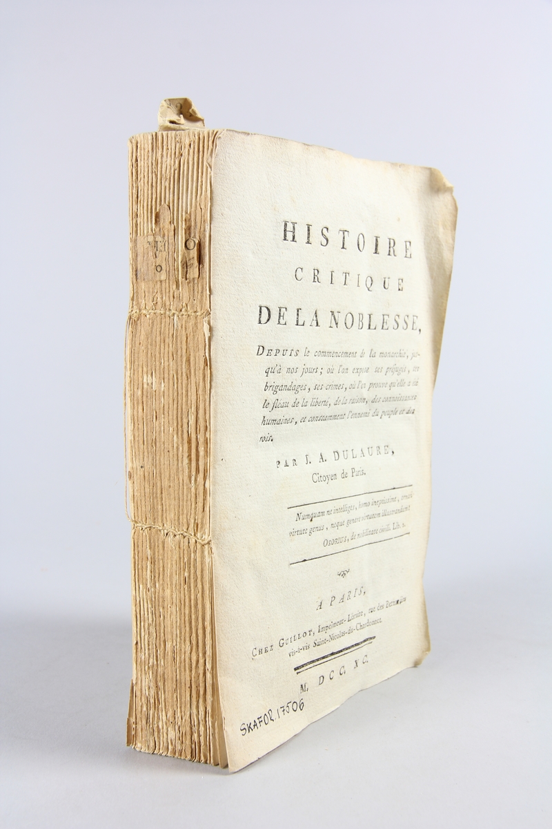 Bok, saknar pärmar, "Histoire critique de la noblesse", tryckt 1790 i Paris. Ryggen med rest av etikett. Skuret snitt. Pärmar saknas.