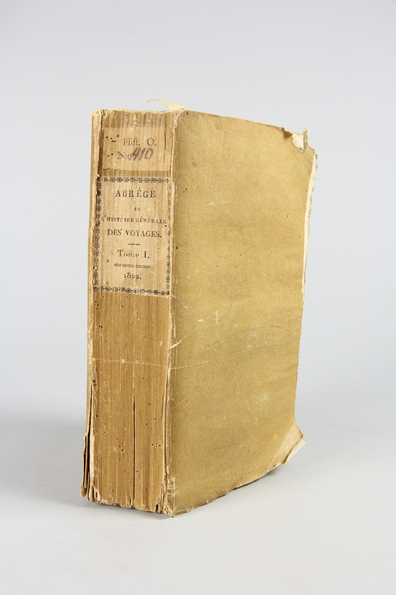 Bok, pappband, "Abrégé de l´histoire générale des voyages", del 1, tryckt 1822 i Paris. Pärmar av ljusbrunt papper, blekt rygg med tryckta etiketter med bokens titel och nummer, Oskuret snitt.